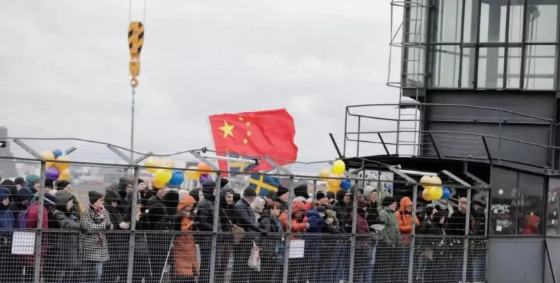 Locals gather to witness the arrival of the steel structure of the Slussen bridge at the quay of Stockholm on May 11, 2020. (Photo from Nordic Chinese Times)